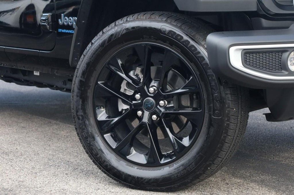 2025 Jeep Wrangler Sahara 4xe w/ 20" Black Wheels & 3-Piece Hard Top