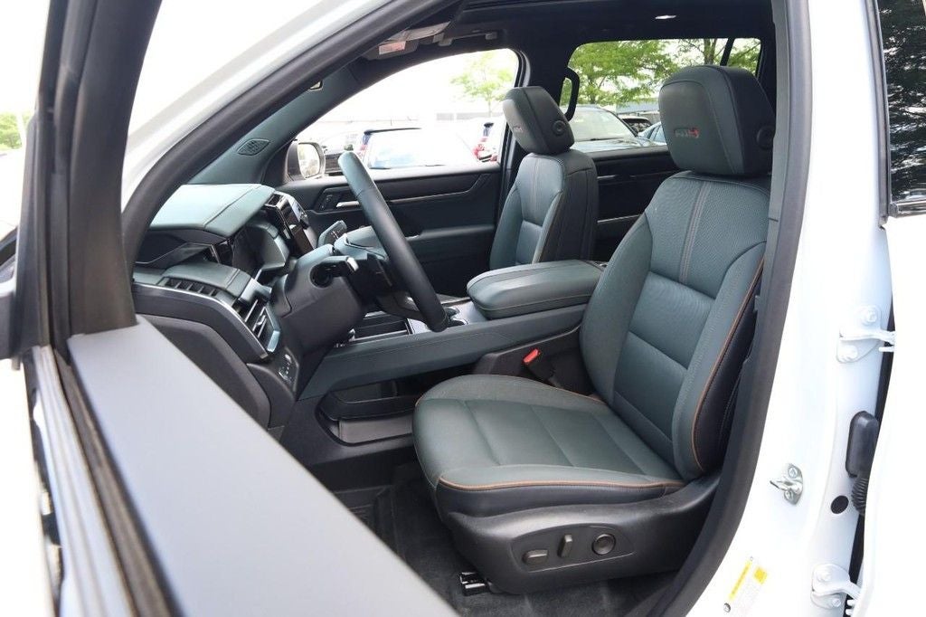 2025 GMC Acadia AT4 AWD w/ Panoramic Moonroof [MotorTrend Certified]