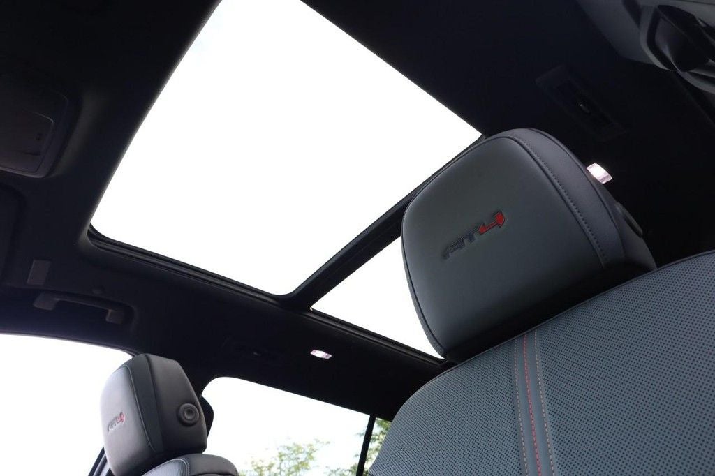 2025 GMC Acadia AT4 AWD w/ Panoramic Moonroof [MotorTrend Certified]