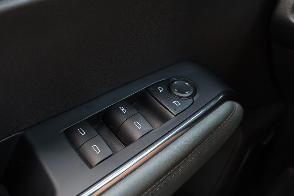 2025 GMC Acadia AT4 AWD w/ Panoramic Moonroof [MotorTrend Certified]