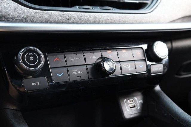 2025 Jeep Compass Latitude 4WD Sun & Sound / Convenience Group