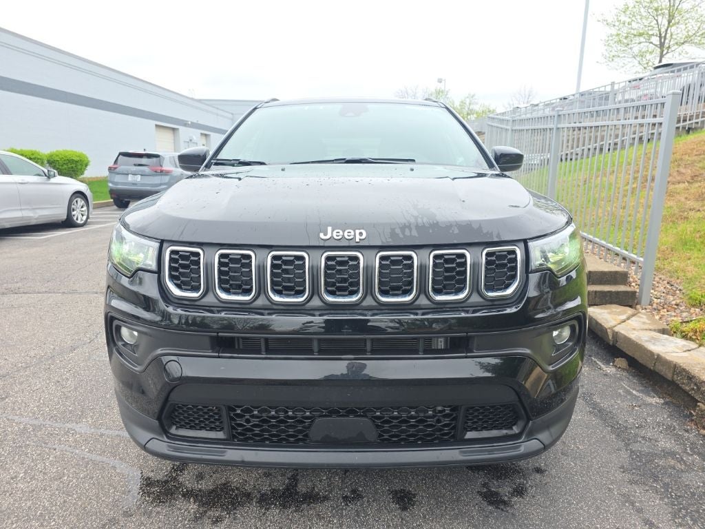 2025 Jeep Compass Latitude 4WD Sun & Sound / Convenience Group