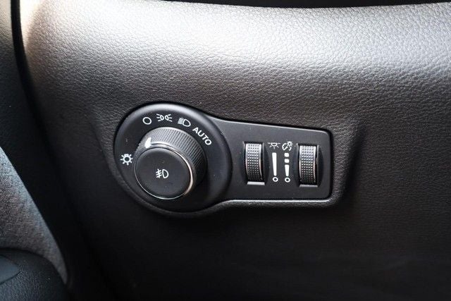 2025 Jeep Compass Latitude 4WD Sun & Sound / Convenience Group