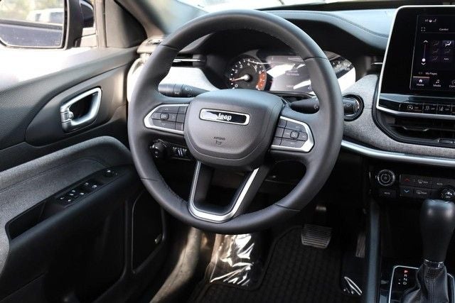 2025 Jeep Compass Latitude 4WD Sun & Sound / Convenience Group