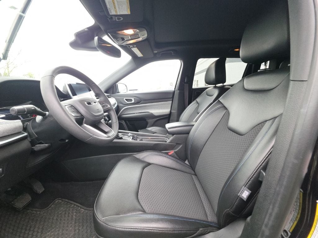 2025 Jeep Compass Latitude 4WD Sun & Sound / Convenience Group