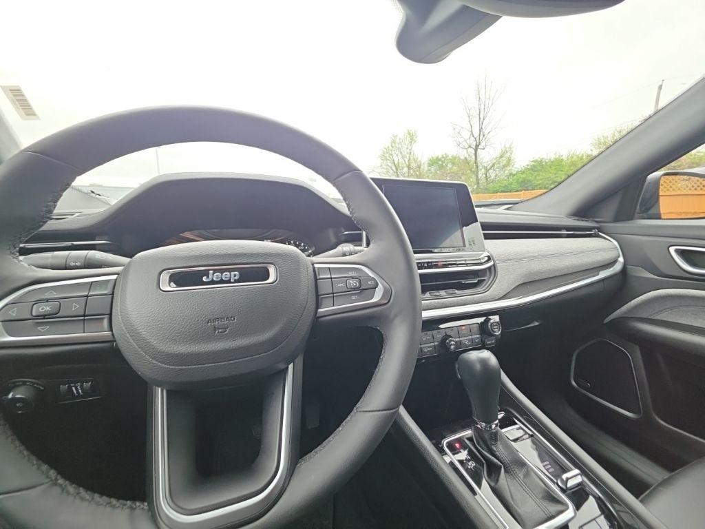 2025 Jeep Compass Latitude 4WD Sun & Sound / Convenience Group