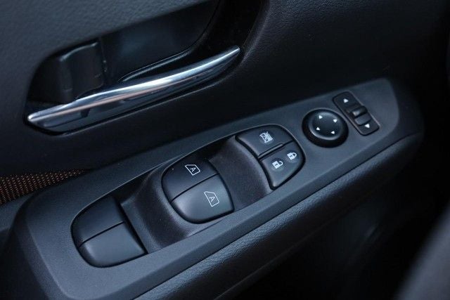 2022 Nissan Kicks SR
