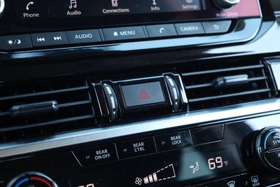 2025 Nissan Pathfinder SV