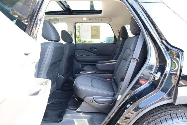 2023 Nissan Pathfinder SV