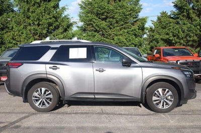 2025 Nissan Pathfinder SL