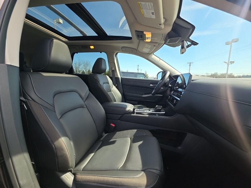 2024 Nissan Pathfinder SL