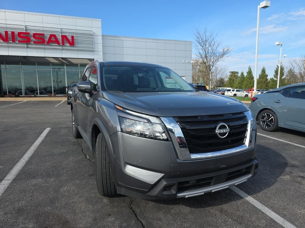 2025 Nissan Pathfinder SL