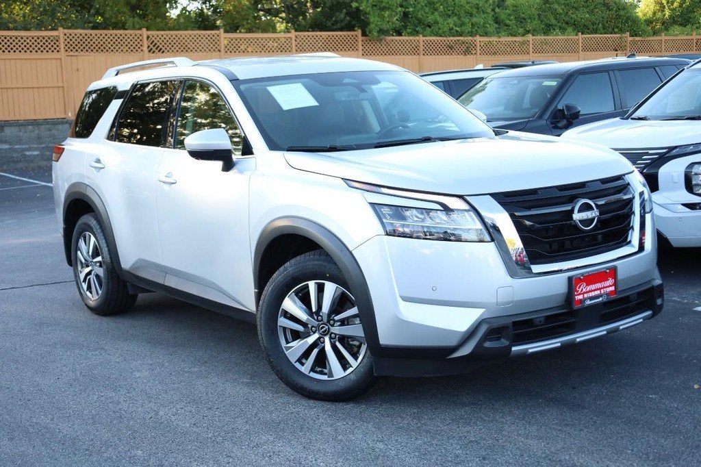 2023 Nissan Pathfinder SL