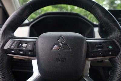 2025 Mitsubishi Outlander SE S-AWC w/ 20" Alloy Wheels