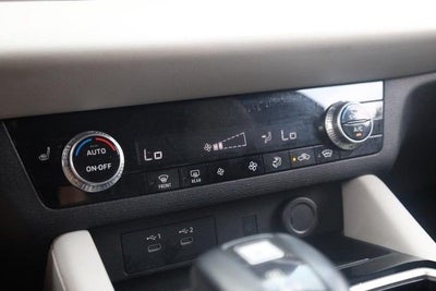 2025 Mitsubishi Outlander SE S-AWC w/ 20" Alloy Wheels