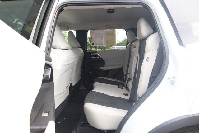 2025 Mitsubishi Outlander SE S-AWC w/ 20" Alloy Wheels