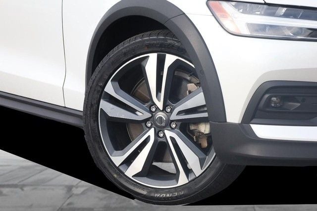 2025 Volvo V60 Cross Country B5 Plus AWD 19" Diamond Cut Wheels