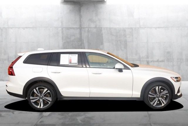 2025 Volvo V60 Cross Country B5 Plus AWD 19" Diamond Cut Wheels